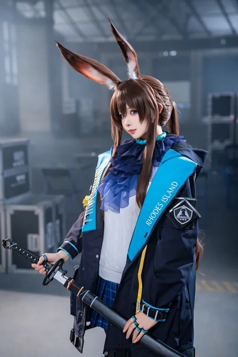 Amiya cosplay from a short tag prompt